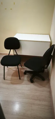 Mesa simples MDF branca e 2 cadeiras pretas em bom estado