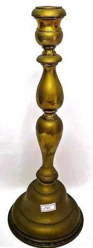 Grande Castiçal Sacro Metal amarelo Corpo em gomos alongados base redonda baulada