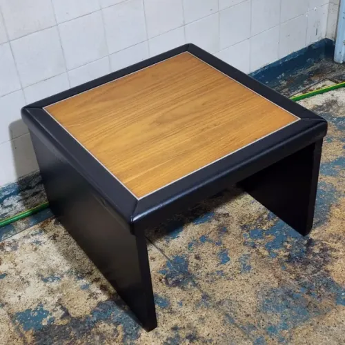 Mesa Baixa de Madeira 61cm x 61cm x 41cm Usada