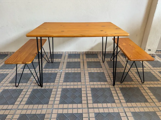 Mesa de madeira com dois bancos