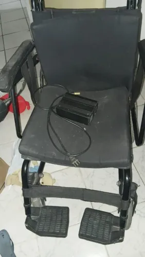 Cadeira de roda elétrica a venda.