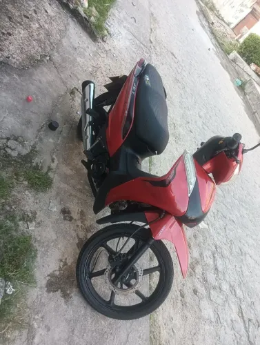 Moto muito nova único dono toda ok emplacada en ponto de tranferir 