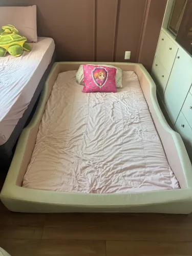 Cama montessoriana infantil