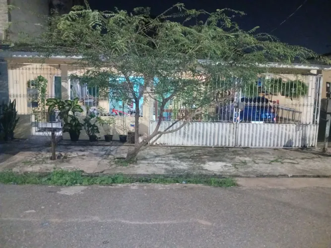 VENDO EXCELENTE CASA ACEITO CARRO COMO PARTE DO PAGAMENTO.