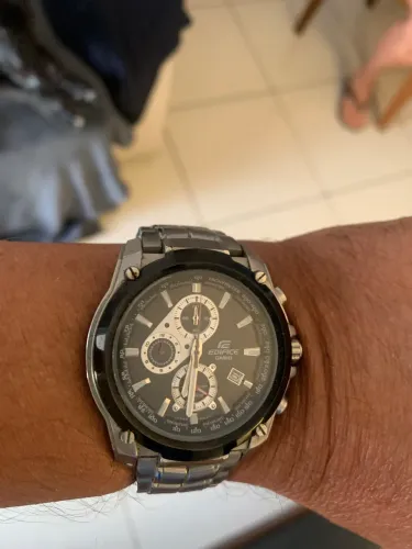 Casio Edifice EF-546D-1A1V (da linha de cronógrafos esportivos da Casio).