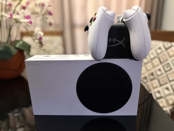 Xbox série S 512gb All digital + 2 controles e chargeplay