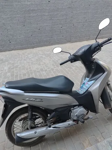 Biz 110i 2023 muito conservada