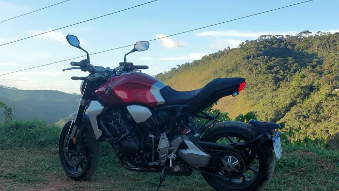 Vendo CB 1.000 tenho cano original,valor 62.000,00 a vista tem conversa, moto sem detalhe.