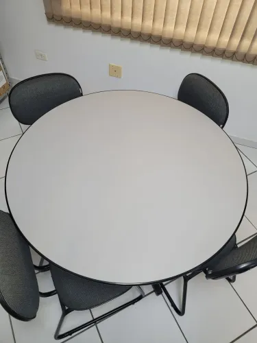 Mesa de reunião com cadeiras