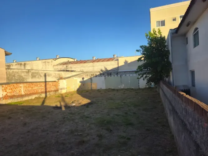 Terreno com 324 metros no bairro  Cajuru - Curitiba - PR