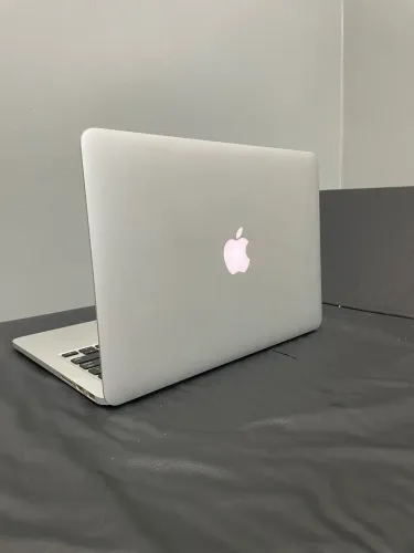 MacBook Pro Retina 13" (Mid 2014) - Intel i5 2.6 GHz / 8GB RAM / 256GB SSD