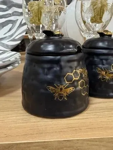 Meleira Cerâmica Preto Fosco com Abelha e Colmeia Dourada, 300ml