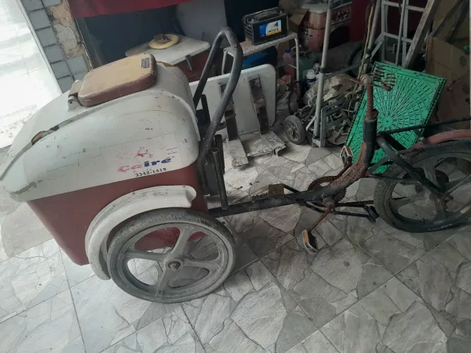 Triciclo para vender sorvete,pocole etc.precisa de uma reforma,vai completo *21