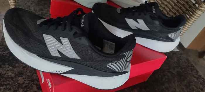 Vendo dois pares de tênis new balance original para corrida / masculino e feminino