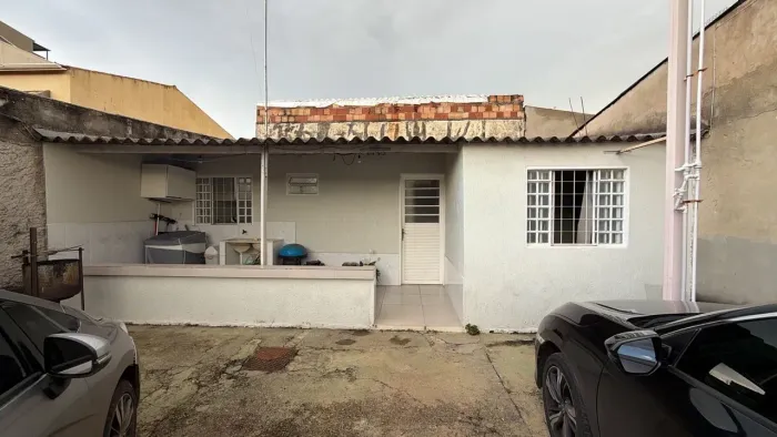 Casa bem localizada.