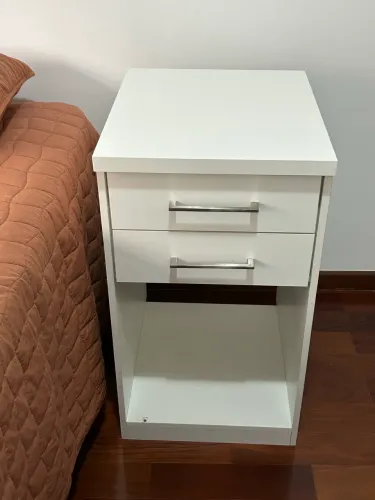 Mesa de cabeceira com duas gavetas em perfeito estado