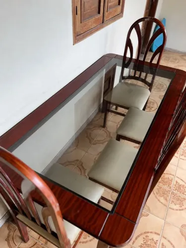 Mesa de madeira maciça com tampo de vidro