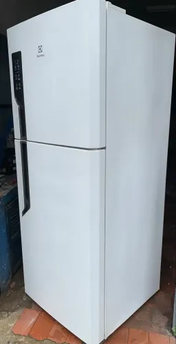 Geladeira Electrolux frost free 110 vol tem amaçado e retoque