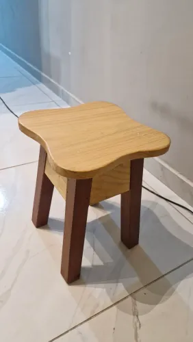 Banquinho de madeira boa