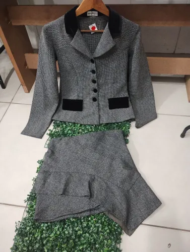 Conjunto casaquinho e saia