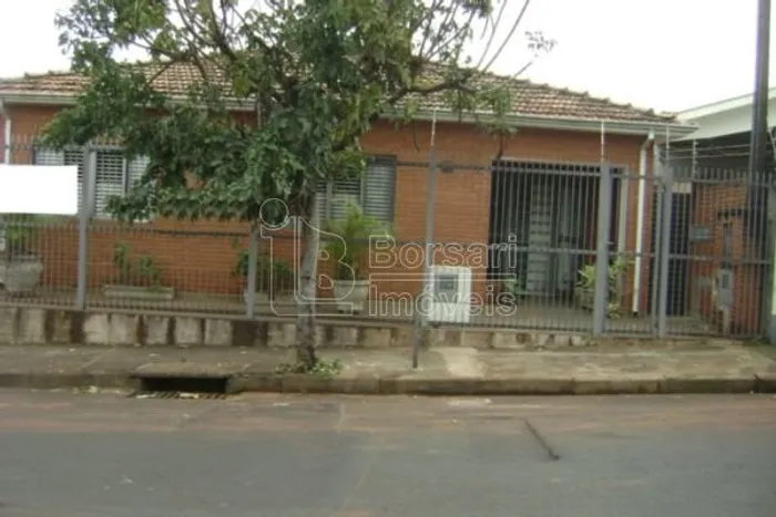 Casa à venda na Vila Xavier, Araraquara - 3 dormitórios, 2 garagens