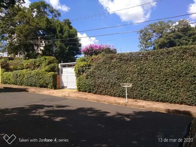 Casa à venda na Vila Xavier, Araraquara - 03 dormitórios e 02 garagens