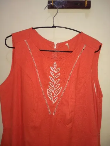 Vestido com aplicação. Macaquinho em linho laranja