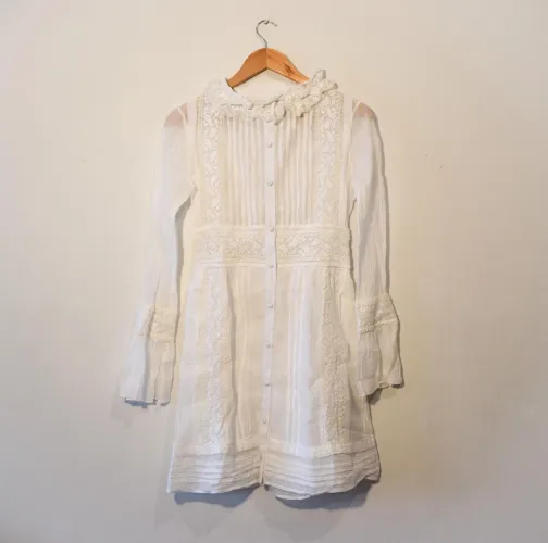 vestido branco romântico com renda e bordado, com estética vintage