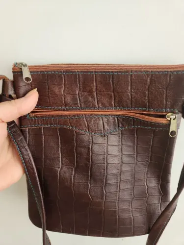 Bolsa de ombro em couro legítimo, couro croco, super macio. Usada 1 vez.