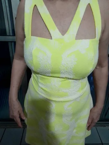 Vestido amarelo com apliques