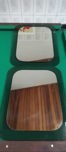Par de espelhos sobreposto em vidro fumê com suporte 