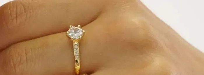 Lindo anel solitário em semi jóias 