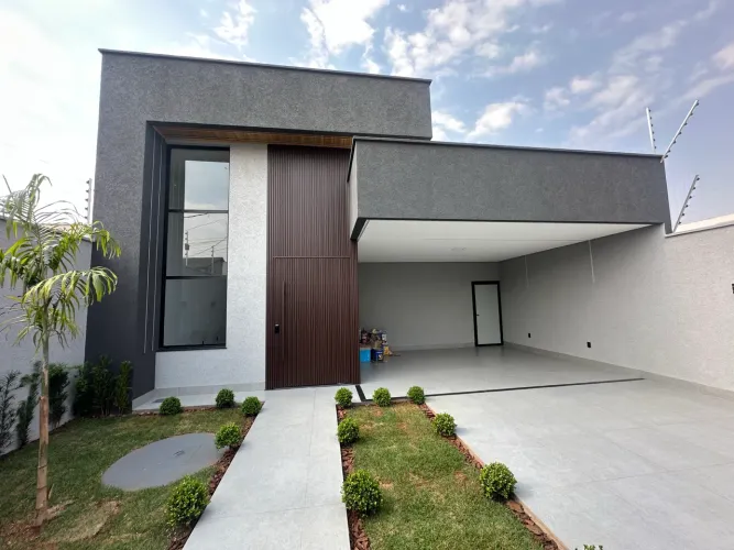 Casa Térrea, três suítes, sala pé direito duplo e piscina aquecida.