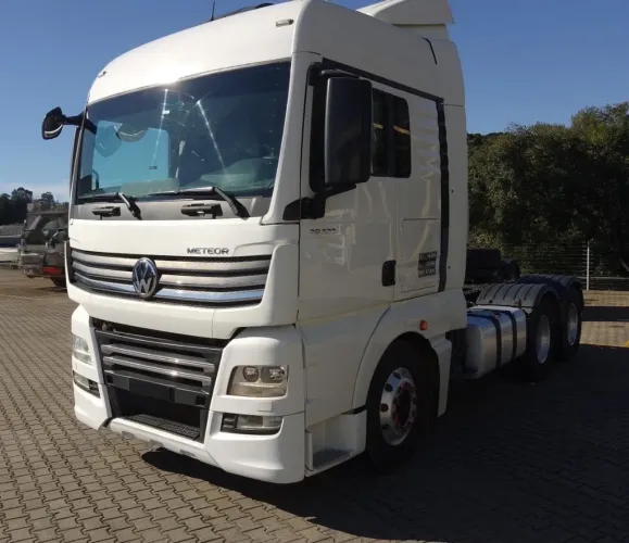 VW 29.520 Meteor ano 2023, 6x4, automático, Bug leve e teto alto
