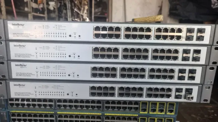 Switch Gigabiit Intelbras sg 2404 PoE 4 peças