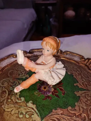 Delicada Bailarina em resina. 