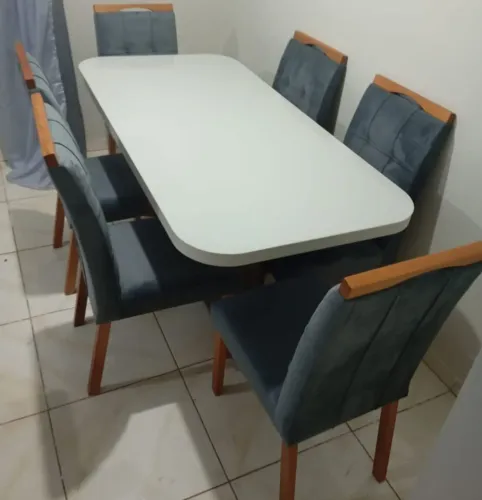 Mesa de jantar Letícia com cadeiras cinza veludo 