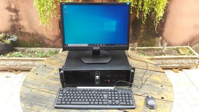 Intel Xeon, 128g SDD, 2t HD, 4g ram, Nvidia 9800GT