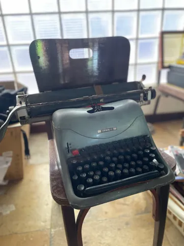 Máquina de escrever Lexikon 80