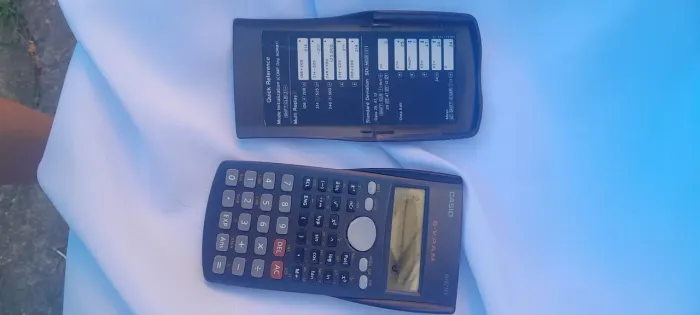 Calculadora científica com mancha no visor