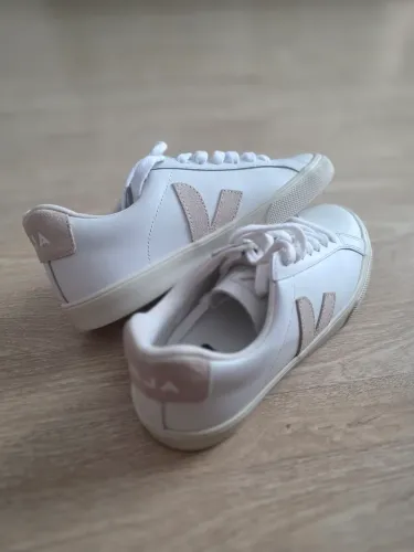Tênis Originais Veja Couro 35  e Vans 34/35 na  caixa BAIXOU