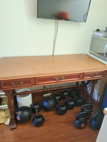 Escrivaninha clássica de madeira maciça com 3 gavetas