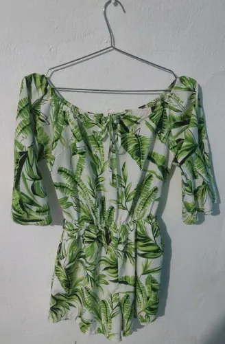 Macaquinho Floral Tamanho: M Cor: Verde e Branco - Shein