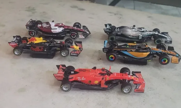 Coleção Fórmula 1 - 5 Carros Escala 1/43-Red Bull, Ferrari, Mercedes, McLaren e Alfa Romeo