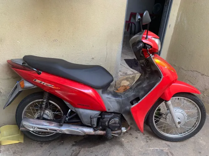 Vendo a moto biz 100 em perfeito estado de conservação 