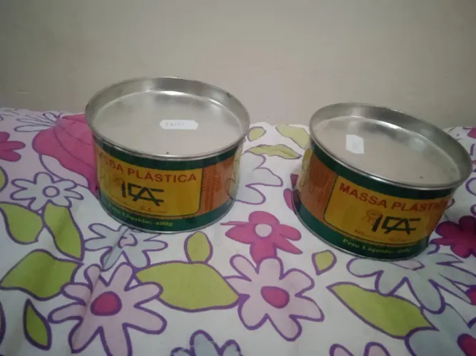 Vendo duas massa plástica de 400g por $30reais pagamento á vista no dinheiro ou pix 