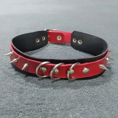 Choker gargantilha vermelha e preta punk com spikes couro ecológico rock
