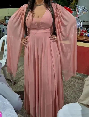 Vestido de festa rosa com mangas estilo capa
