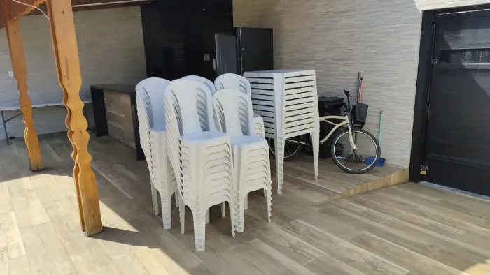 ALUGAMOS MESAS E CADEIRAS E TENDAS PARA FESTAS E EVENTOS