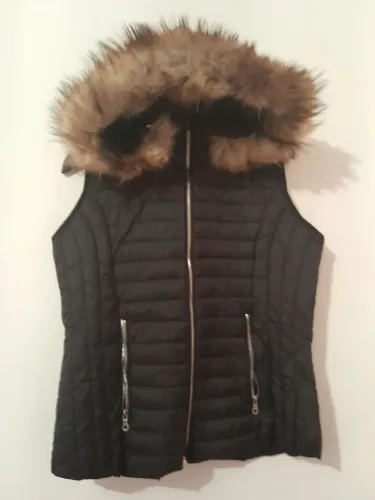 Colete Feminino Preto com Capuz de Pele